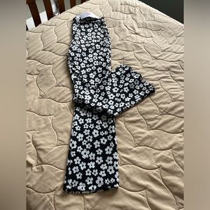 NWT Daisy print flare pull on leggings (Junior XL)